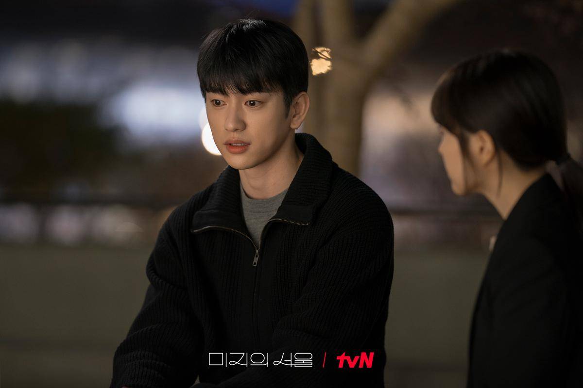 Mi Ji ketika mengajari Ho Su merajut. (x.com/CJnDrama)